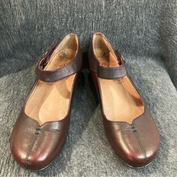 TAOS Sz 9 Velcro Closure Heeled Leather Mary Jane Comfort Shoes - Picture 2 of 11